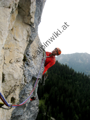 Bei der erneuten freien Begehung der Trilogie nach dem Ausbruch in der 2.Sl. Marcus Lutz am Einstiegswulst der 4.Seillänge im August 2014.