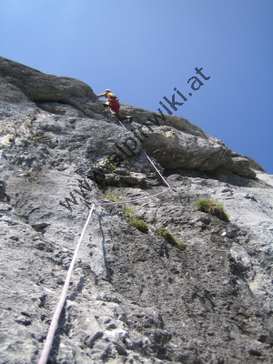 Über der schwersten Einzelstelle der Route, gleich nach dem Herausklettern aus der Direkten Ostwand.